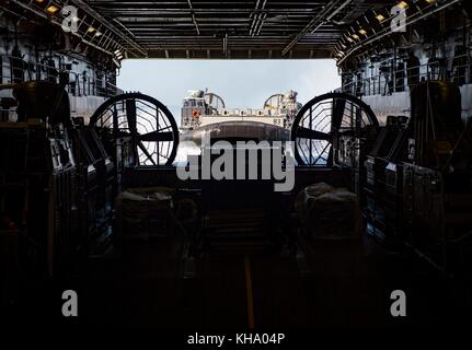 Landing Craft, cuscino d'aria si prepara a entrare il bene deck di trasporto anfibio dock nave U Foto Stock
