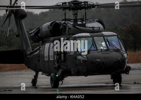 Stati Uniti I soldati dell esercito dal New Jersey Guardia Nazionale 150 dell'elicottero d'assalto battaglione di preparare la loro UH-60L Black Hawk elicottero per il decollo su J Foto Stock