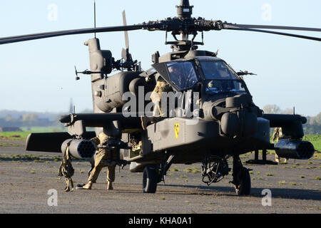 Stati Uniti I soldati assegnati al 1° aria brigata di cavalleria, 1a divisione di cavalleria, eseguire il preflight di controlli sui loro AH-64 Apache prima di lasciare Wingene un Foto Stock