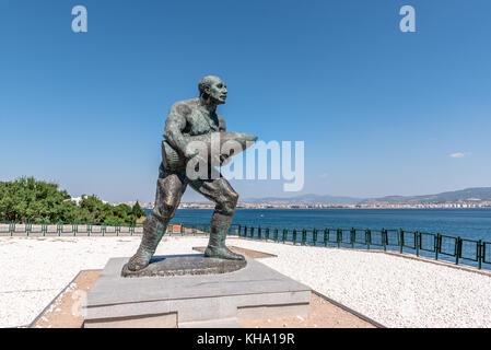 Statua del famoso bagno turco caporale, seyit cabuk (seyit onbasi) portante un pezzo di artiglieria a canakkale dei martiri memorial, la Turchia.in Canakkale,Turchia Foto Stock