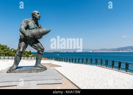 Statua del famoso bagno turco caporale, seyit cabuk (seyit onbasi) portante un pezzo di artiglieria a canakkale dei martiri memorial, la Turchia.in Canakkale,Turchia Foto Stock