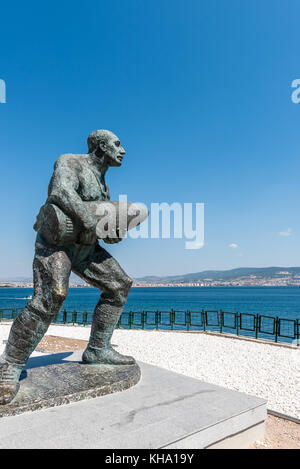 Statua del famoso bagno turco caporale, seyit cabuk (seyit onbasi) portante un pezzo di artiglieria a canakkale dei martiri memorial, la Turchia.in Canakkale,Turchia Foto Stock