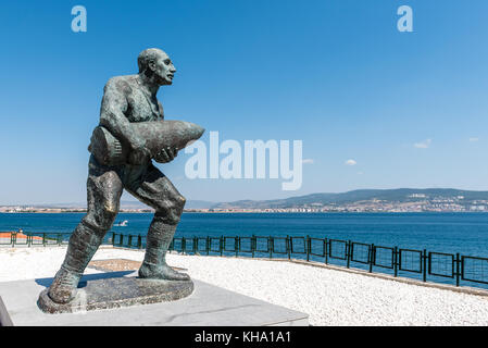 Statua del famoso bagno turco caporale, seyit cabuk (seyit onbasi) portante un pezzo di artiglieria a canakkale dei martiri memorial, la Turchia.in Canakkale,Turchia Foto Stock