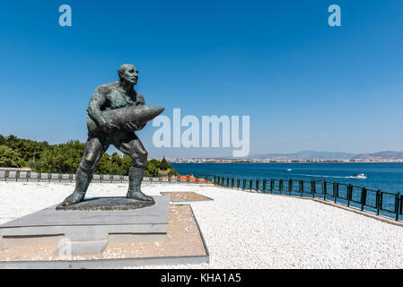 Statua del famoso bagno turco caporale, seyit cabuk (seyit onbasi) portante un pezzo di artiglieria a canakkale dei martiri memorial, la Turchia.in Canakkale,Turchia Foto Stock