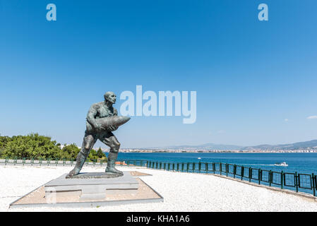 Statua del famoso bagno turco caporale, seyit cabuk (seyit onbasi) portante un pezzo di artiglieria a canakkale dei martiri memorial, la Turchia.in Canakkale,Turchia Foto Stock