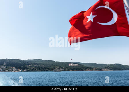 Bandiera turca e dur yolcu memorial su sfondo nel quartiere kilitbahir,canakkale,Turchia Foto Stock