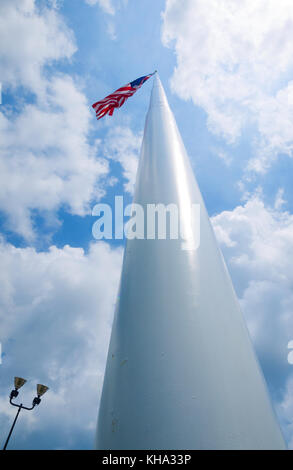 Bandiera americana sul palo alto in tanger howell shopping centre, michigan, Stati Uniti. Foto Stock