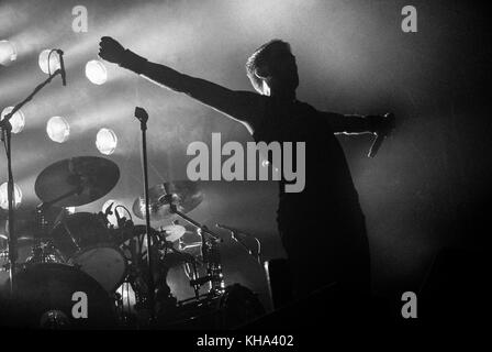 Concerto rock dove il cantante o frontman è nella posizione del crocifisso anche con luci della fase dietro di lui questo crea una silhouette Foto Stock