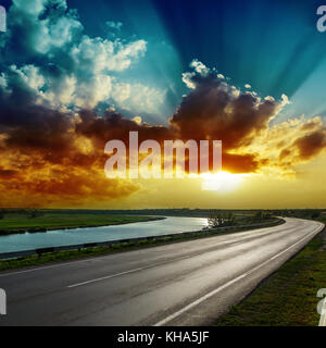 Fantastico Tramonto spettacolare su strada asfaltata Foto Stock