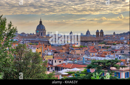 Roma, Italia - 31 ottobre: (nota dell'editore: Questa immagine HDR è stato miscelato digitalmente.) la Basilica dei santi Ambrogio e Carlo al corso è visto presso la terrazza del Pincio, il 31 ottobre 2017 in italia a Roma. Roma è una delle destinazioni turistiche più famose del mondo. Foto Stock