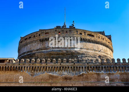 Roma, Italia - 1 novembre: (nota del redattore: latitudine di esposizione di questa immagine è stata aumentata digitalmente.) il castel Sant'Angelo è visto il 1 novembre 2017 in italia a Roma. Roma è una delle destinazioni turistiche più famose del mondo. Foto Stock