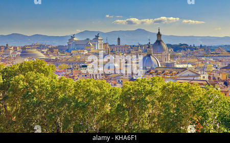 Roma, Italia - 1 novembre: (nota dell'editore: Questa immagine HDR è stato miscelato digitalmente.) Roma è visto a castel Sant'angelo il 1 novembre 2017 in italia a Roma. Roma è una delle destinazioni turistiche più famose del mondo. Foto Stock