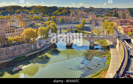 Roma, Italia - 1 novembre: (nota dell'editore: Questa immagine HDR è stato miscelato digitalmente.) il tevere è visto a castel Sant'angelo il 1 novembre 2017 in italia a Roma. Roma è una delle destinazioni turistiche più famose del mondo. Foto Stock