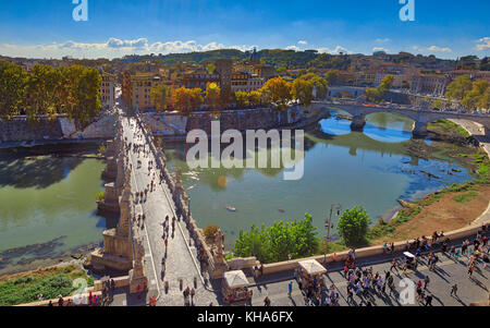 Roma, Italia - 1 novembre: (nota dell'editore: Questa immagine HDR è stato miscelato digitalmente.) il tevere è visto a castel Sant'angelo il 1 novembre 2017 in italia a Roma. Roma è una delle destinazioni turistiche più famose del mondo. Foto Stock