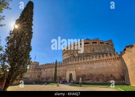 Roma, Italia - 1 novembre: (nota dell'editore: Questa immagine HDR è stato miscelato digitalmente.) il castel Sant'Angelo è visto il 1 novembre 2017 in italia a Roma. Roma è una delle destinazioni turistiche più famose del mondo. Foto Stock