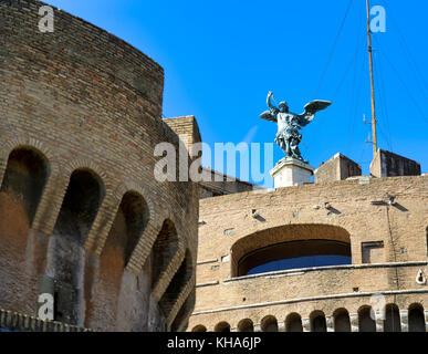 Roma, Italia - 1 novembre: (nota del redattore: latitudine di esposizione di questa immagine è stata aumentata digitalmente.) il castel Sant'Angelo è visto il 1 novembre 2017 in italia a Roma. Roma è una delle destinazioni turistiche più famose del mondo. Foto Stock