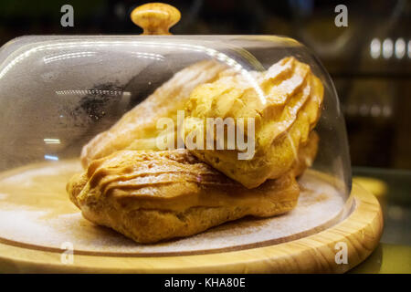 Pane appena sfornato eclairs Foto Stock