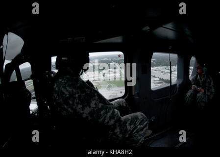 Soldati con la Guardia Nazionale del South Carolina (SCNG), 59th Aviation Troop Command dalla McEntire Joint National Guard base, S.C. utilizzare un elicottero UH-60L Blackhawk per eseguire la valutazione dei danni per determinare gli effetti dell'uragano Matthew's Aftermath sul South Carolina Low Country, venerdì 8 ottobre 2016. Circa 2,000 soldati della Guardia Nazionale del South Carolina (SCNG) e Airmen sono stati attivati dal 4 ottobre 2016. L'uragano Matthew ha raggiunto il picco come un uragano di categoria 4 nei Caraibi prima di passare lungo la costa della S.C. U.S. Army National Guard Photo by staff Sgt. Roberto di Giovine. Foto Stock