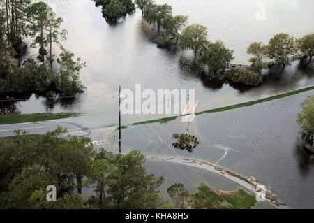 Soldati con la Guardia Nazionale del South Carolina (SCNG), 59th Aviation Troop Command dalla McEntire Joint National Guard base, S.C. utilizzare un elicottero UH-60L Blackhawk per eseguire la valutazione dei danni per determinare gli effetti dell'uragano Matthew's Aftermath sul South Carolina Low Country, venerdì 8 ottobre 2016. Circa 2,000 soldati della Guardia Nazionale del South Carolina (SCNG) e Airmen sono stati attivati dal 4 ottobre 2016. L'uragano Matthew ha raggiunto il picco come un uragano di categoria 4 nei Caraibi prima di passare lungo la costa della S.C. U.S. Army National Guard Photo by staff Sgt. Roberto di Giovine. Foto Stock