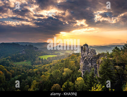 Mönch vertice di sunrise, Schrammsteine intorno il Bastei, Valle dell'ELBA Elba, montagne di arenaria, Rathen Foto Stock