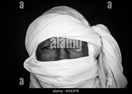 Ritratto di un uomo tuareg anche ortografato twareg o tuareg nel Mali, in Africa. Foto Stock