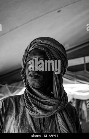 Ritratto di un uomo tuareg anche ortografato twareg o tuareg nel Mali, in Africa. Foto Stock