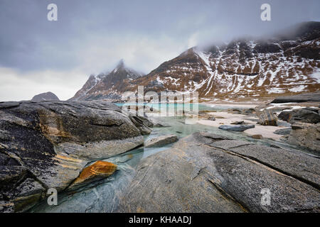 Costa rocciosa di fjord in Norvegia Foto Stock