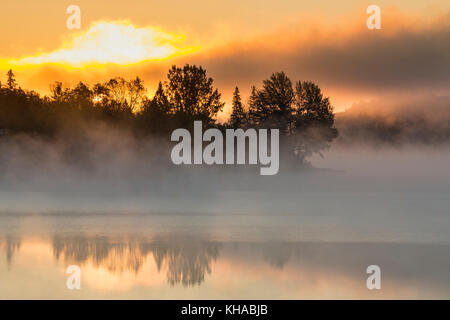 Foggy sunrise, simon lago, Naughton, città di maggiore sudbury, ontario, Canada Foto Stock