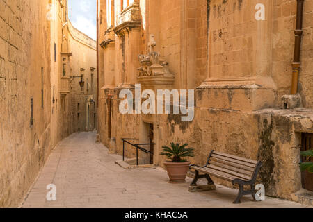Corsia stretta tra le vecchie case, Mdina, Malta Foto Stock