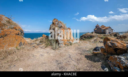 Armenia. il tempio airavank, situato sulle rive del bellissimo lago Sevan, risale al IX secolo. Foto Stock