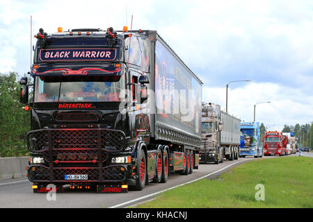 Jalasjarvi, Finlandia - 6 agosto 2015: scania r620 guerriero nero dalla Repubblica federale di Germania prende parte al convoglio di camion che di potenza Visualizza carrello 2015 in alaharma, finl Foto Stock