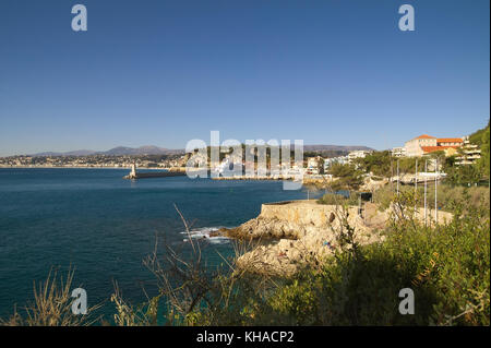 Bello il porto di entrata con vista sul litorale in autunno Foto Stock