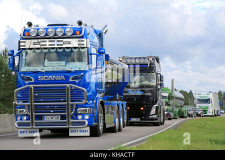 Jalasjarvi, Finlandia - 6 agosto 2015: Visualizza carrello convoglio con Scania R520 clintan e Volvo fh Phil Collins giunge a jalasjarvi sul modo per power t Foto Stock