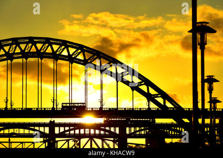 Ponte Tyne e dettaglio di alto livello al tramonto con autobus e auto treno Foto Stock