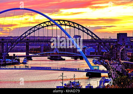 Il Gateshead e Newcastle Tyne Bridge e il quayside al tramonto Foto Stock