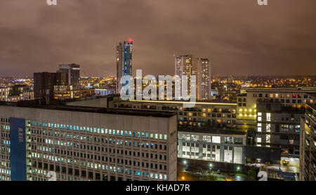 Una luce notturna paesaggio urbano della città di Birmingham Foto Stock