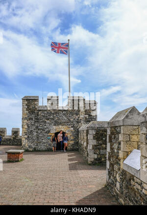 Dover, Kent, Regno Unito - 18 agosto 2017: sul tetto del castello di Dover. estate shot con union jack flag battenti. Foto Stock