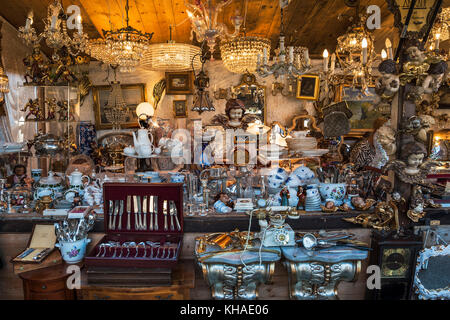 Pressione di stallo di mercato, lampadari e oggettistica, Auer Dult, Monaco di Baviera, Germania Foto Stock