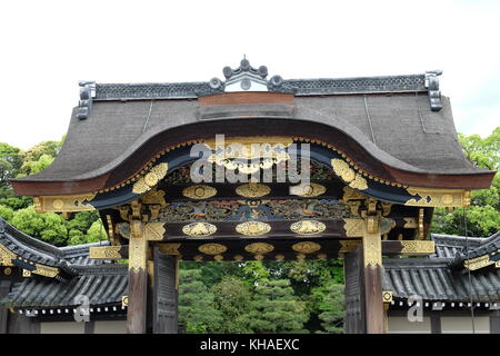 In una delle porte del castello di Nijo a Kyoto, in Giappone. Foto Stock
