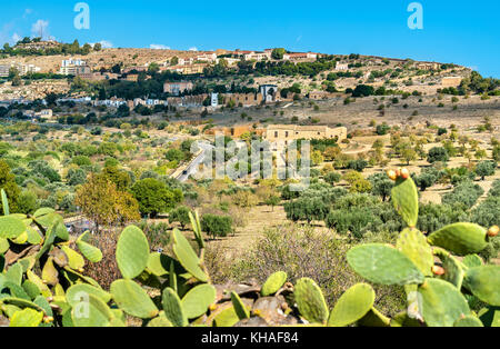 Panorama siciliano presso la valle dei templi, Italia Foto Stock