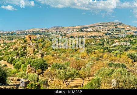 Panorama della Valle dei Templi, un sito patrimonio mondiale dell'unesco in Sicilia, Italia Foto Stock