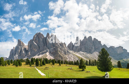 Sentiero escursionistico vicino al Gschnagenhardt Alm, dietro Geislerspitzen, Villnösstal, Sass Rigais, Dolomiti, Alto Adige, Italia Foto Stock