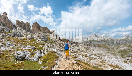 Gli escursionisti sul sentiero circolare intorno al gruppo del Sella, Passo Gardena, Passo Gardena, parco naturale del parco di Puez Geisler, Dolomiti Foto Stock