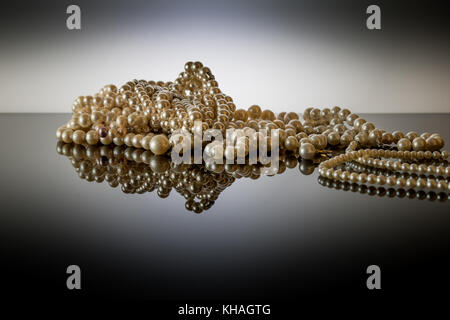 Perle fini sulla superficie nera collana. Foto Stock