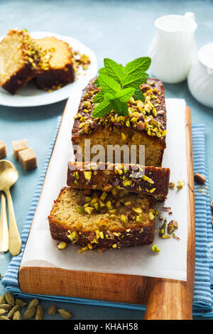 Torta, tea focaccia con yogurt, il cardamomo e i pistacchi . su sfondo blu Foto Stock