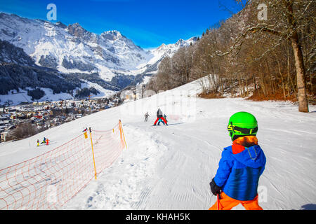 Bambino pronto per sciare famosa località sciistica nelle Alpi. Foto Stock