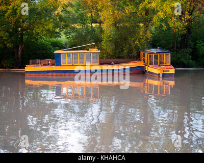 Barche da lavoro sul Canale Erie. La boa barche erano una volta utilizzata per il trasporto del lavoratore alla luce boe galleggianti. Foto Stock