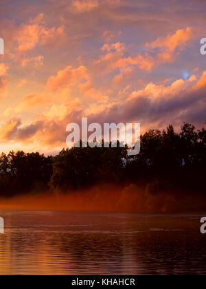 La nebbia al tramonto sul Canale Erie vicino a Utica, New York Foto Stock