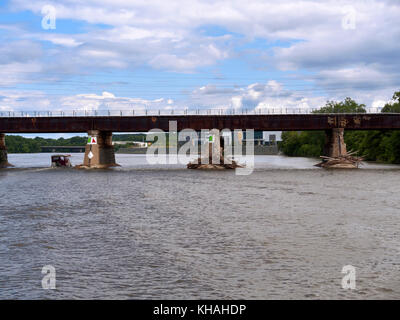 I detriti impilati fino a ponte riscontri sul Canale Erie vicino Schenectady, New York in postumi di una tempesta estiva e inondazioni. Foto Stock