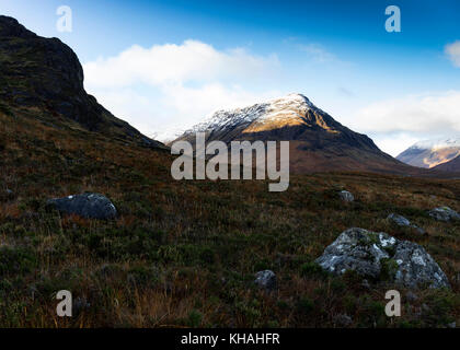 Buachaille etive beag visto da pendici di buachaille etive mor, Glencoe. Foto Stock